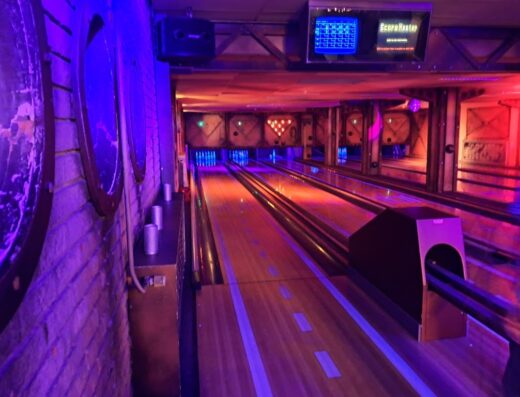 Bowling Strike & Stones