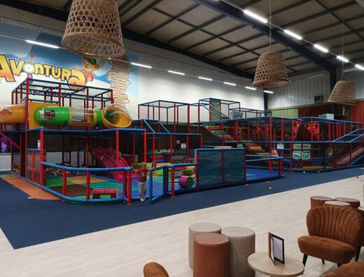 FunZone Enschede (Indoor Speeltuin, Trampolinepark, Glow Minigolf & Fun Bowling)